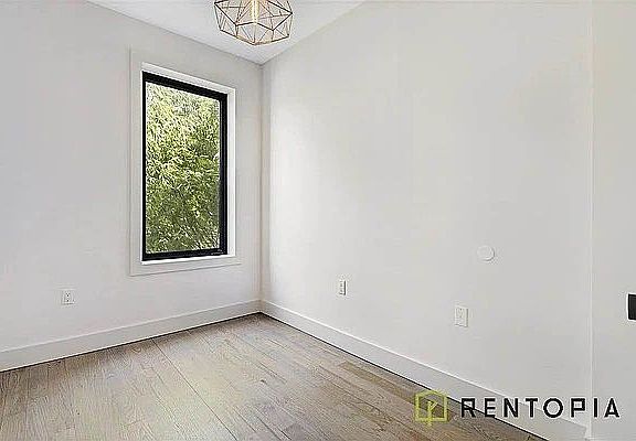 4th image of 144 N 11th St APT 1R