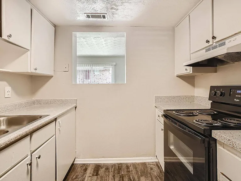 Lake Park Colonial Apartments — Photo 15
