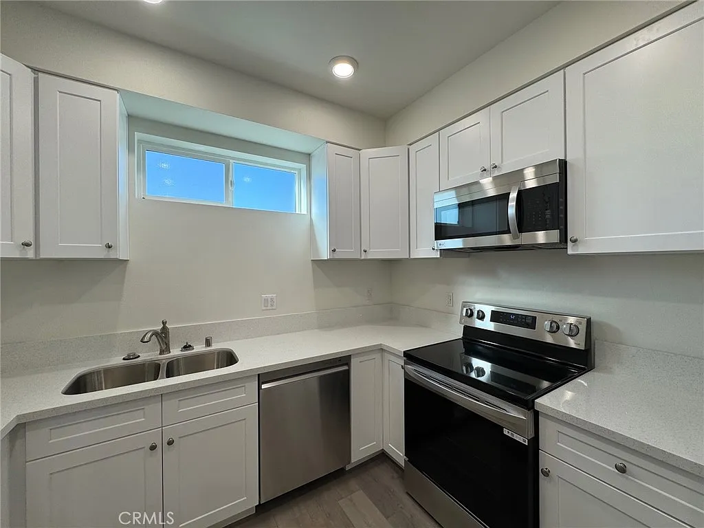 3 bed, 1166 sqft, $3,988 — Photo 2