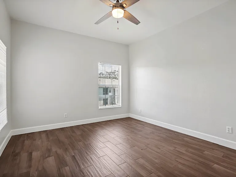 Waters Edge Apartments — Photo 15