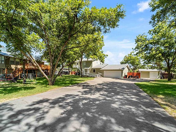 2nd image of 906 Crest Circle Dr Drive