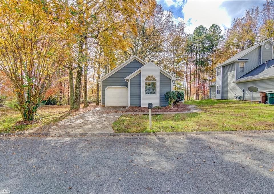 1st image of 10 Pipers Glen Ct