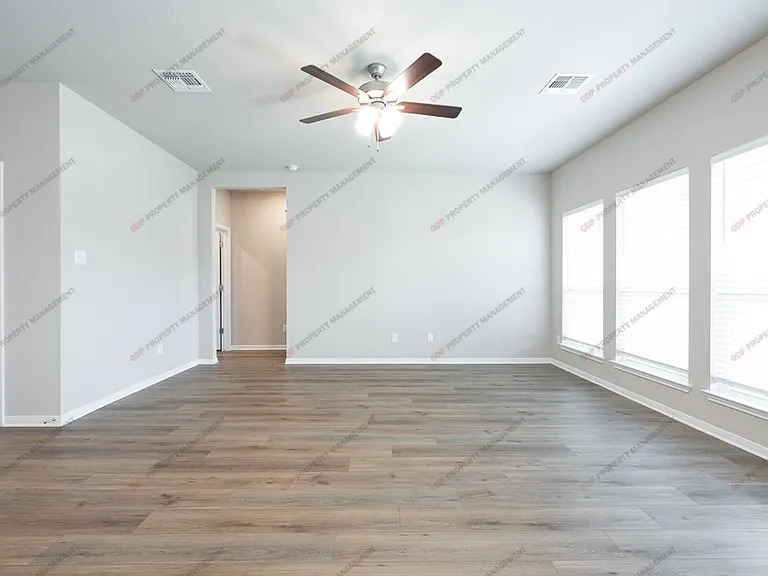 5305 Friars Loop — Photo 8