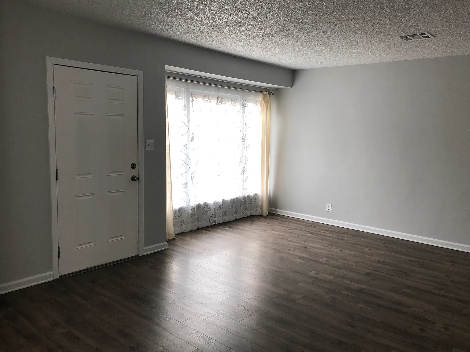 3 bed, 1094 sqft, $3,400 — Photo 3