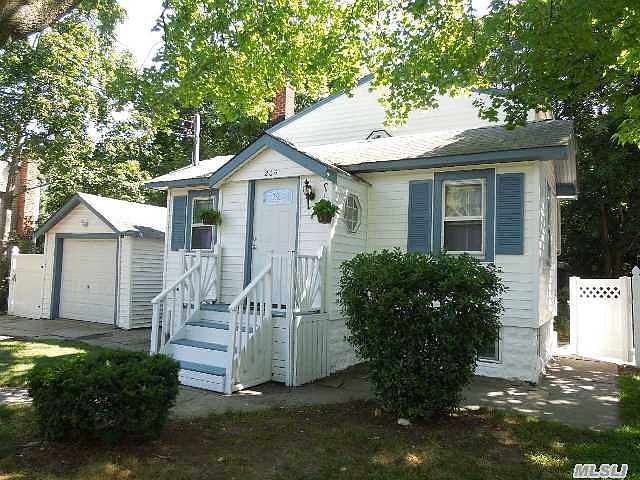 1st image of 205 N Evergreen Dr