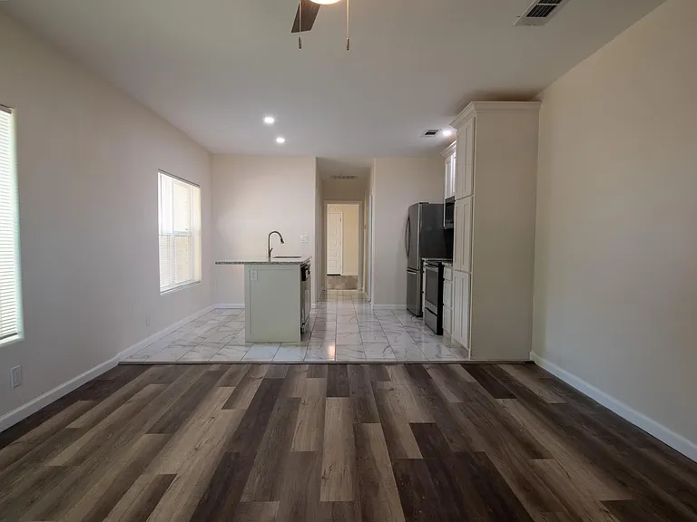 2207 S Vernon Ave — Photo 2