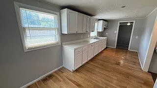 3 bed, 1.0 bath, 1212 sqft, $1,425 — Photo 4