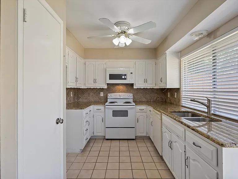 2413 Village Green Dr — Photo 5