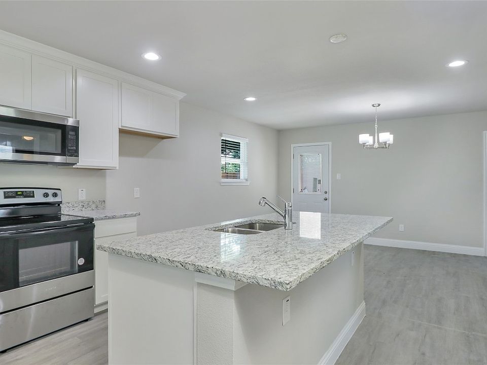 1st image of 816 E Maddox Ave
