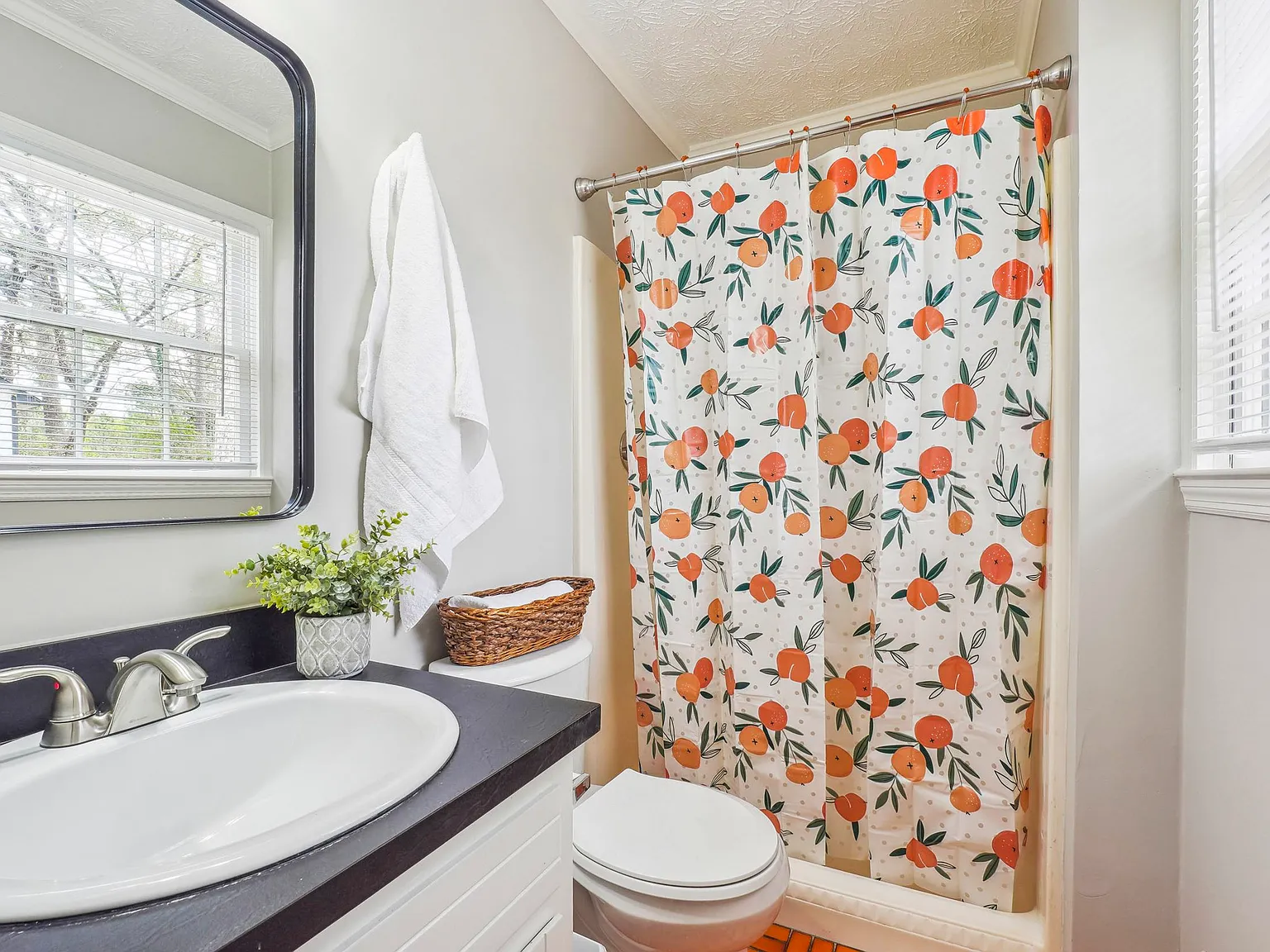 4 bed, 2.0 bath, 1900 sqft, $1,079 — Photo 4