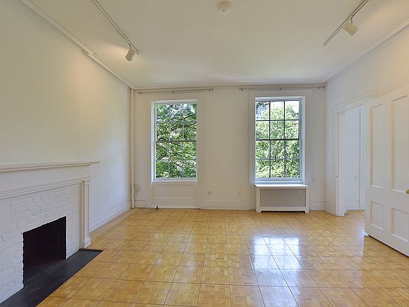 3rd image of 129 E 10th St #58