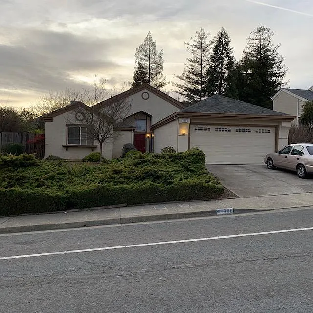 608 Rose Dr photo 1