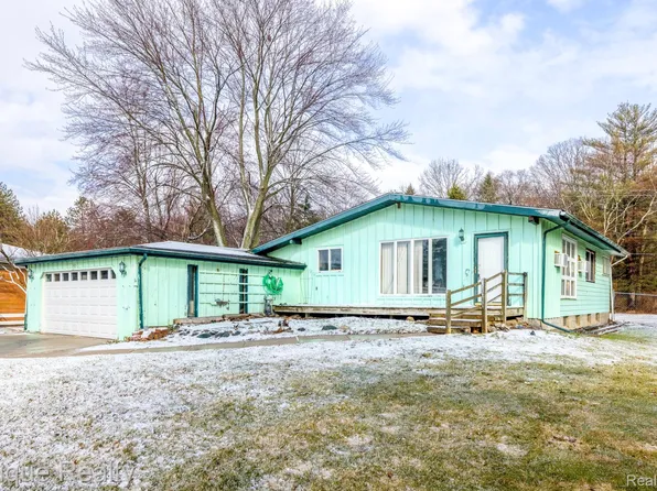 4404 N River Rd, Fort Gratiot, MI 48059
