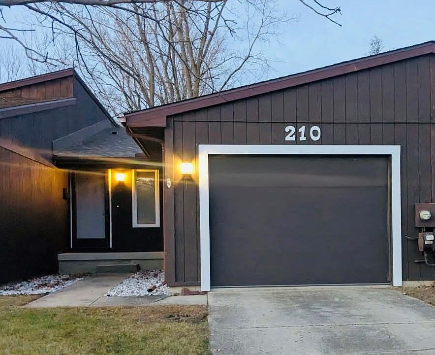 1st image of 210 Mary St