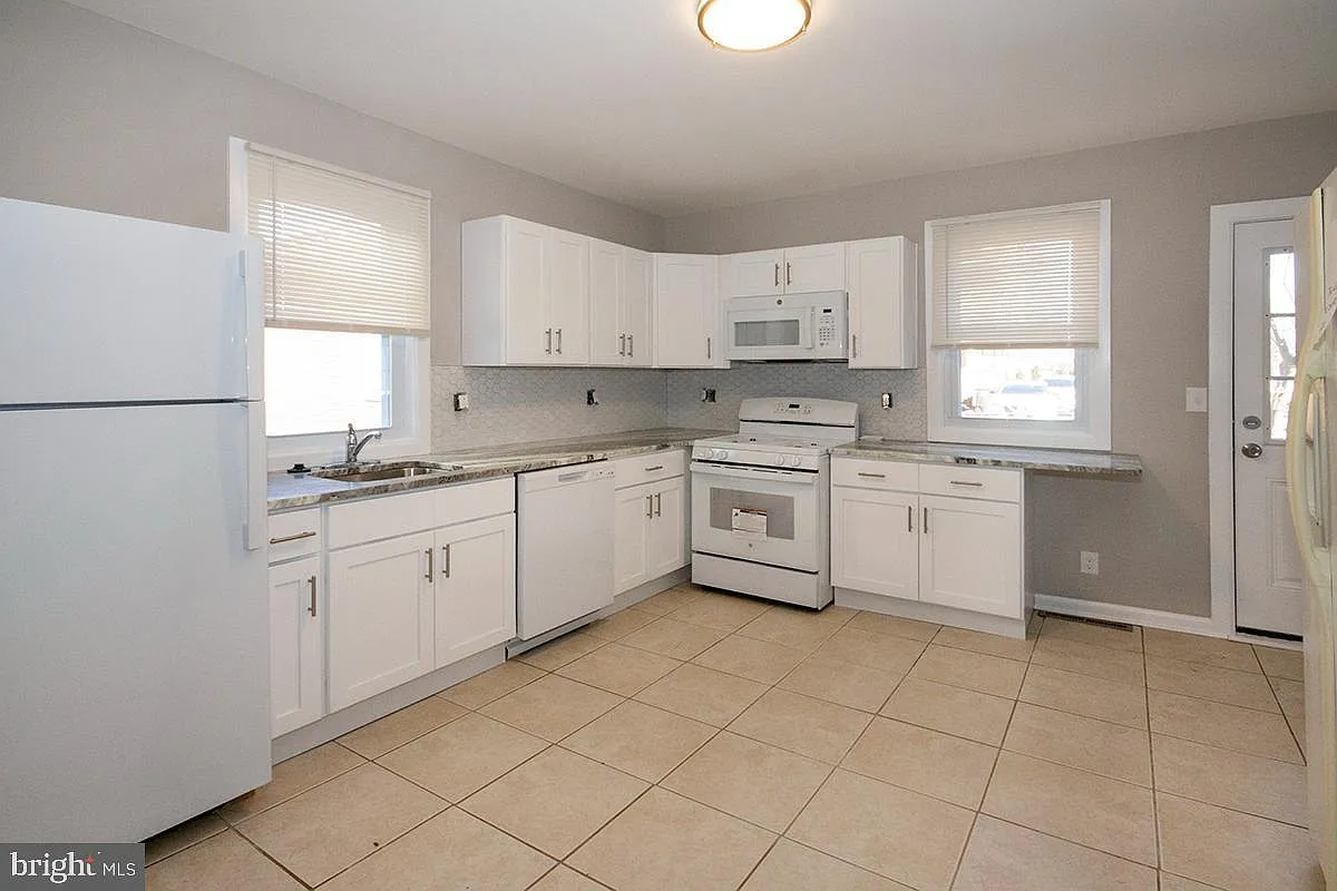 3 bed, 962 sqft, $2,100 — Photo 4
