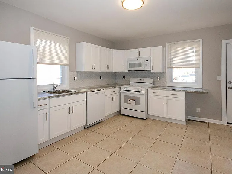 207 Somerset St — Photo 4