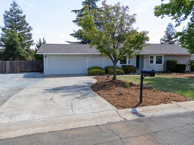 3803 Yellowstone Ct — Photo 2