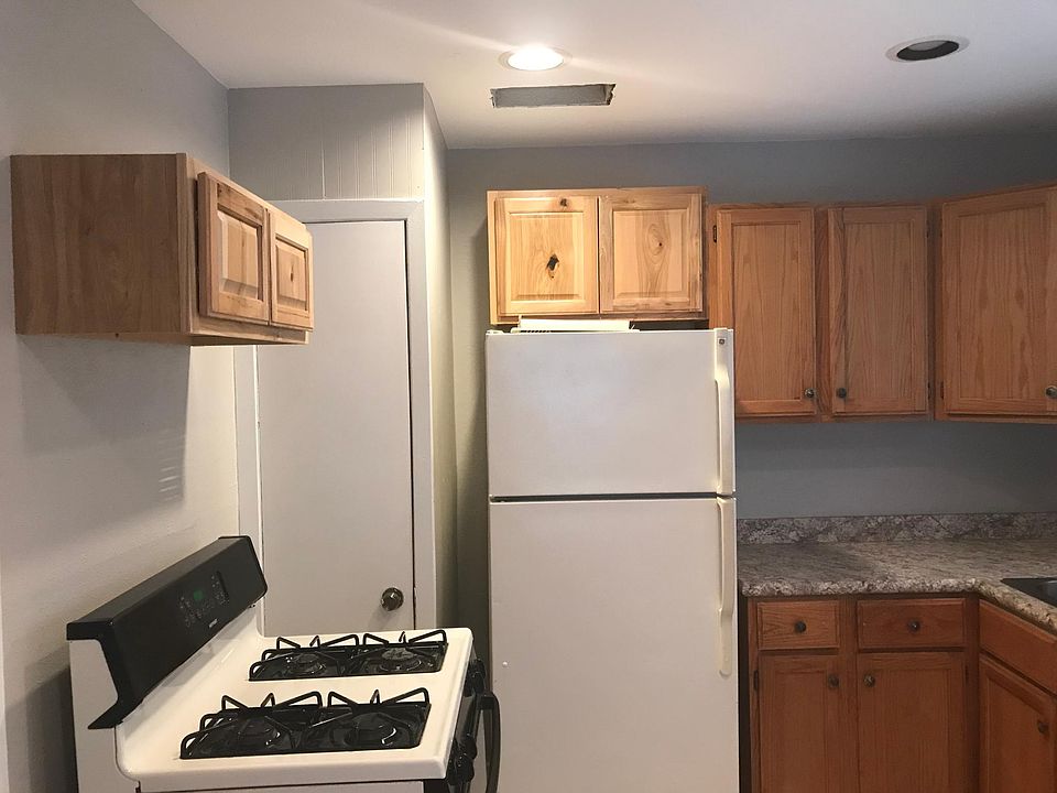 Refrigerator included with ice maker