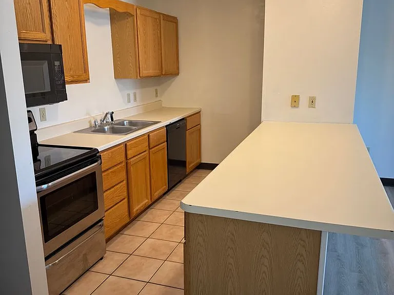 Pointe West Apartments — Photo 38