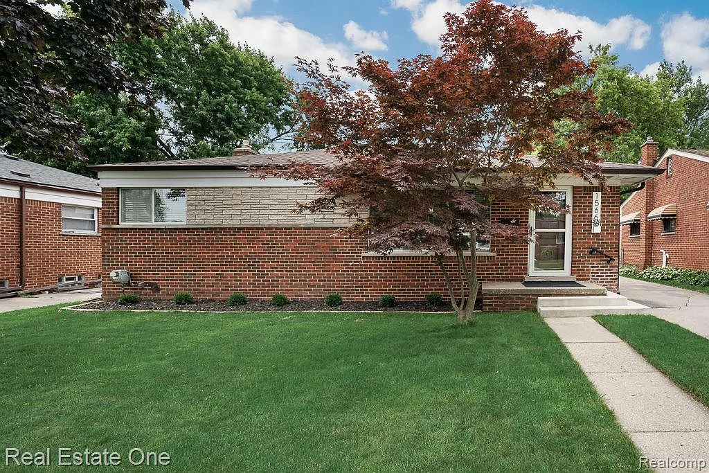 1566 Fontaine Ave photo 1