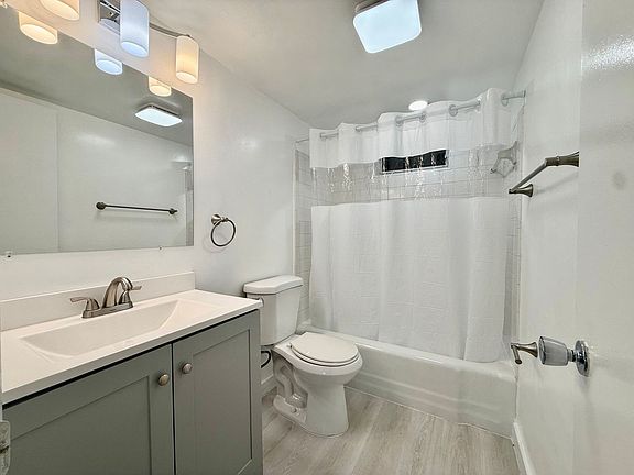 4th image of 2101 NE 51st St APT 8