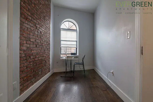 Rented by Evergreen Apartments BK | media 4