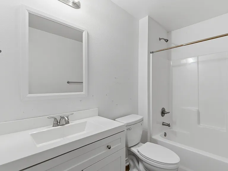 521 E Sears St — Photo 14