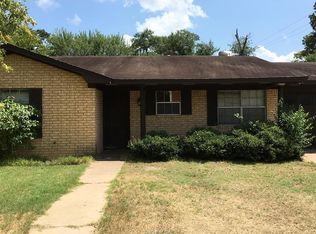 2104 Lazy Oaks Ln, Bryan, TX 77802