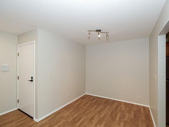 3rd image of 275 Mayfair Ln