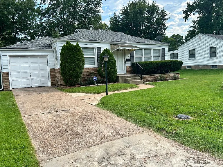 1148 Ashford Dr — Photo 2