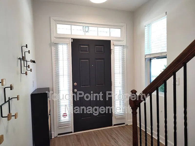 5 bed, 2.5 bath, 2736 sqft, $2,400 — Photo 3