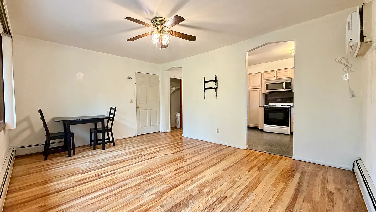 Building Photo - 32 N Rhett Ave #2