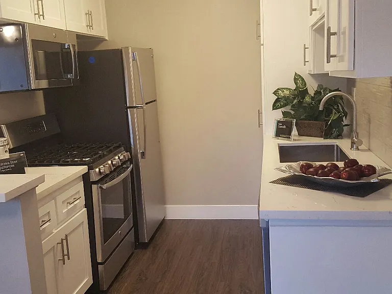 4225 Longridge Ave — Photo 26