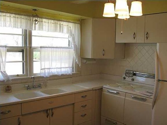 4th image of 105 Woodvale Ave