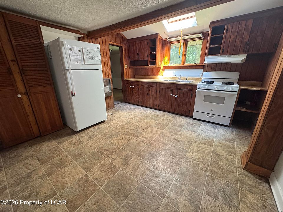 10th image of 1270 Woodhaven Dr