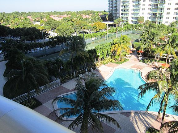 5th image of 19390 Collins Ave APT 526