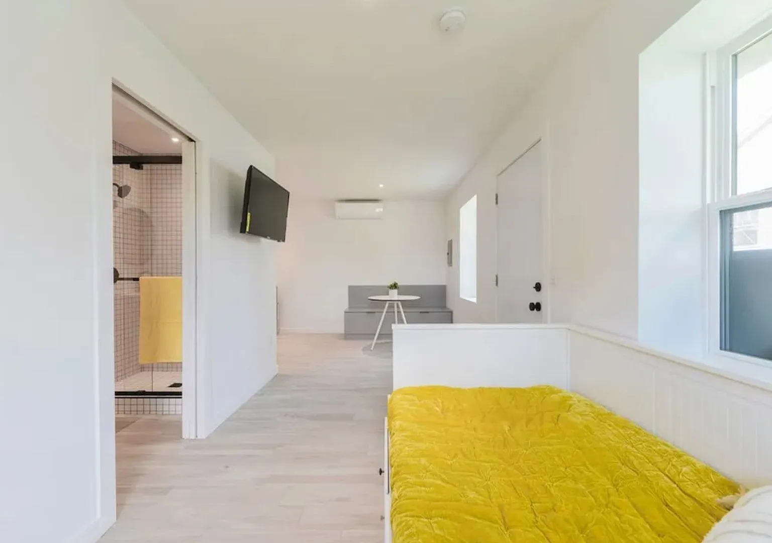 $500 Look & Lease Special! Fully Furnished Studio In Dtlv | All Utilities + Wi-Fi Included — Photo 2