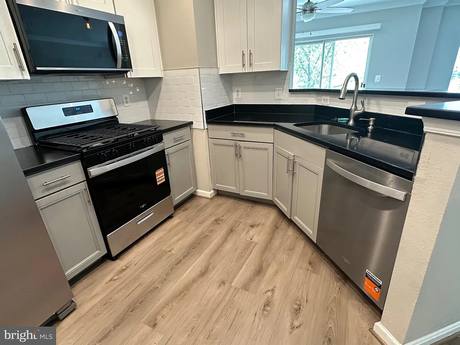 2 bed, 1242 sqft, $2,700 — Photo 3
