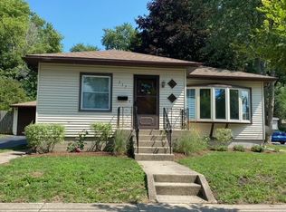 317 S River Rd, Algonquin, IL 60102