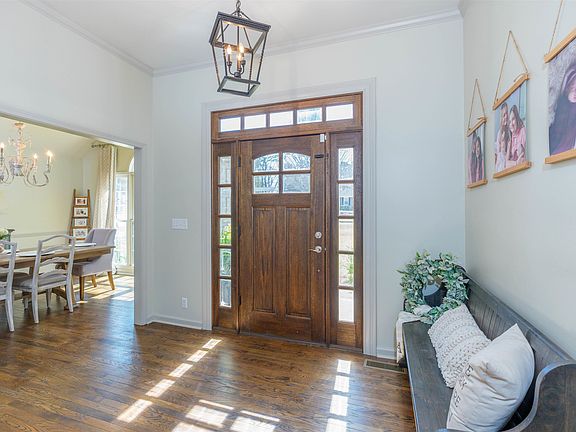 5th image of 216 Doubletree Ln