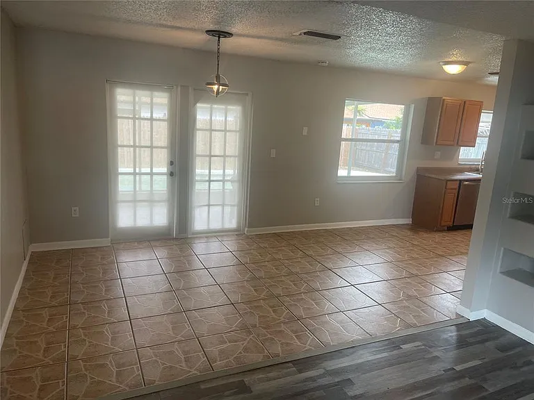 906 Essex Rd — Photo 11