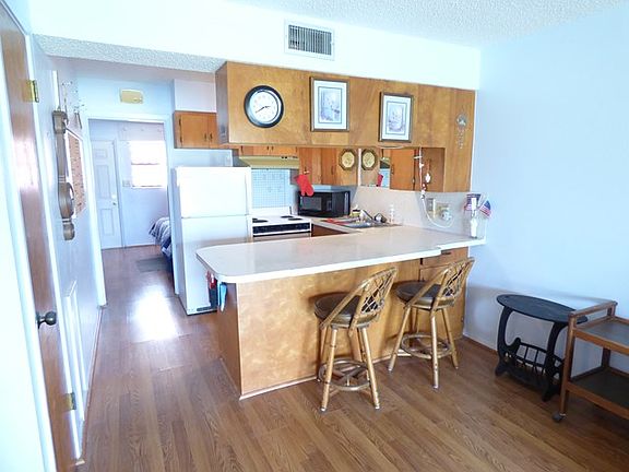 4th image of 3510 Country Club Dr S