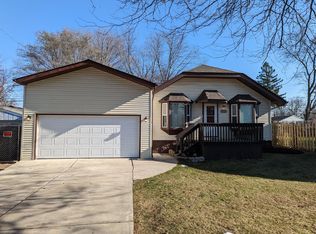 9068 Hix Rd, Livonia, MI 48150