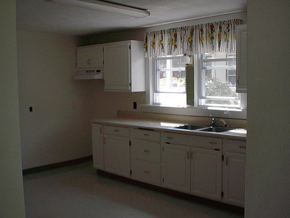 3rd image of 25 Kingsbury Ave