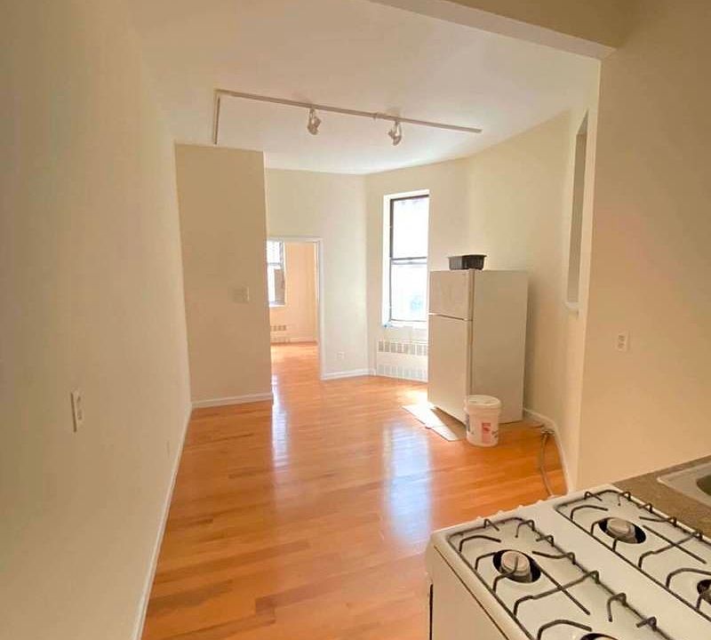 1st image of 10 W 107th St #2E