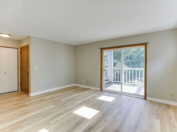 4th image of 3118-2 4th St SE