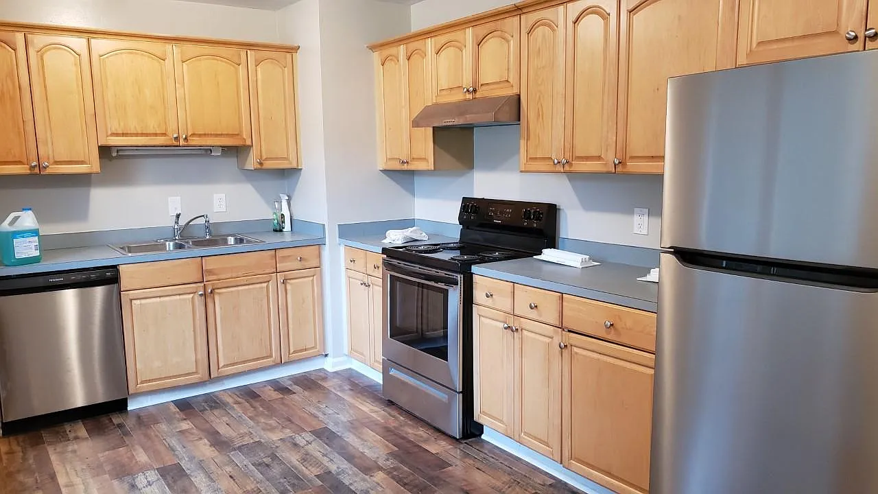 3 bed, 1.5 bath, 912 sqft, $1,600 — Photo 2