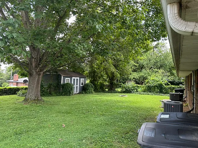 927 Potter Ln — Photo 2