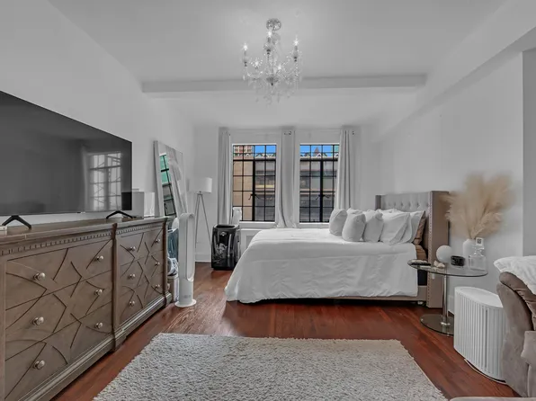 320 East 42nd Street image 1 of 12