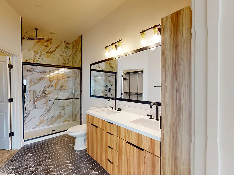 1046 Russell Blvd #1 — Photo 8